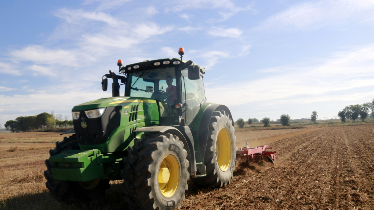 Imatge d’un agricultor preparant el terreny per sembrar cereal d’hivern. - ANNA BERGA/ACN