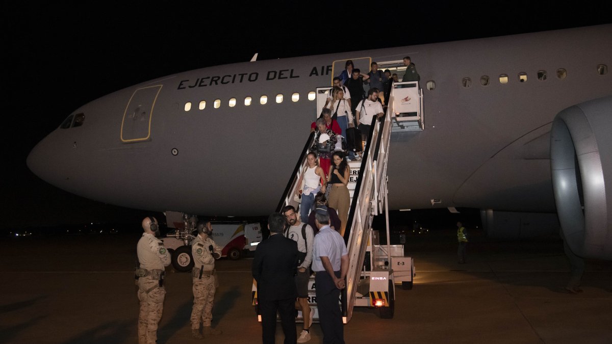 Los evacuados por el Ejército a su llegada a la basa aérea de Torrejón de Ardoz. - EFE