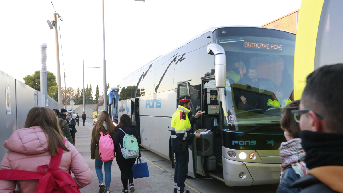 Imagen de archivo del bus escolar en el insituto de Les Borges. - ÒSCAR MIRÓN