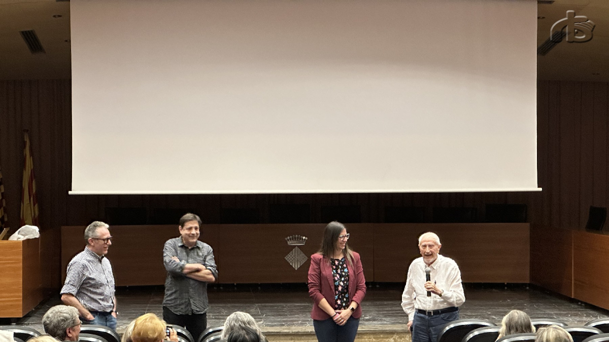 El mateix Josep Vallverdú no es va perdre l’estrena del documental dimecres a l’ajuntament. - RÀDIO BALAGUER