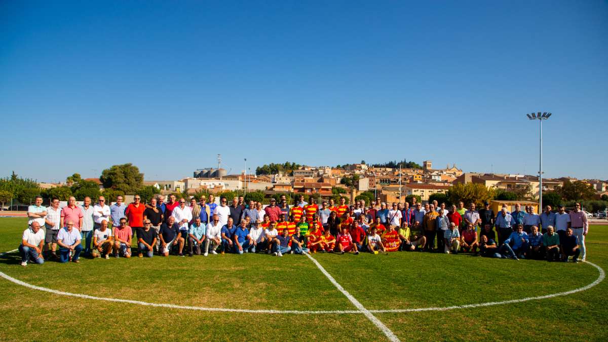 Jugadors actuals i d’altres èpoques, exentrenadors, expresidents i actuals directius van posar junts al remodelat camp. - GERARD HOYAS