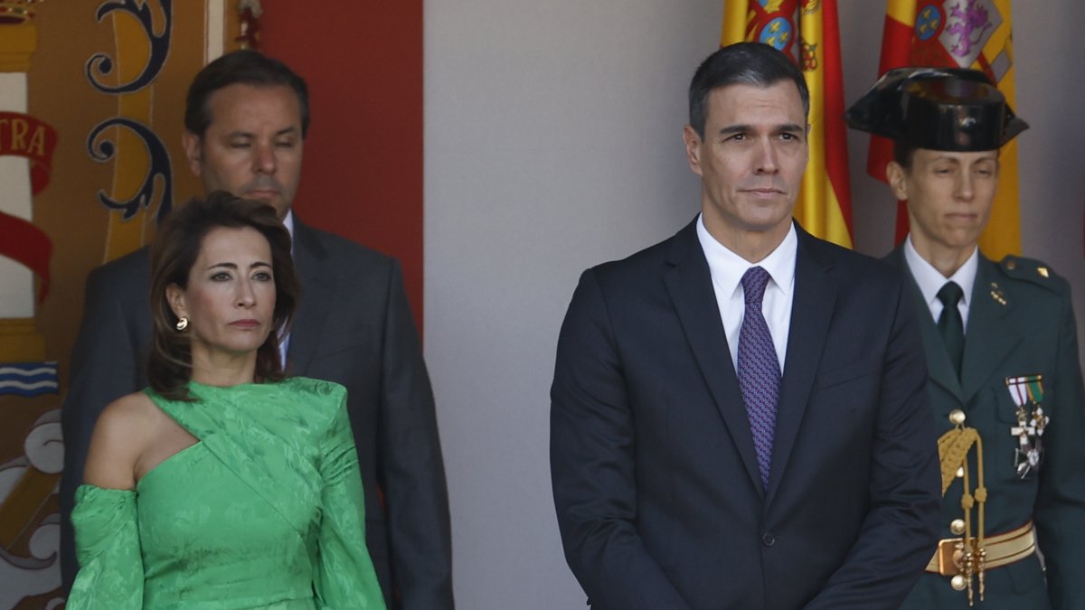 Pedro Sánchez, ayer junto a la ministra de Transportes durante el desfile de la Hispanidad en Madrid. - EFE