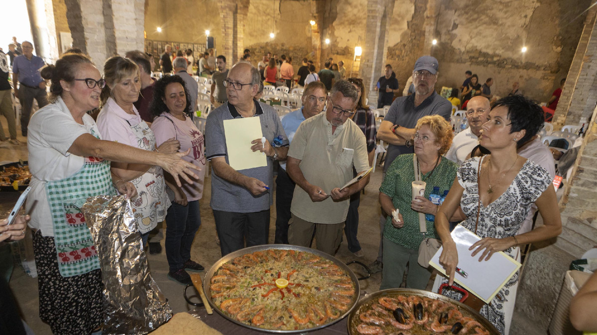 El jurado del concurso de paellas durante la jornada de ayer en Sant Guim de Freixenet. - X.SANTESMASSES