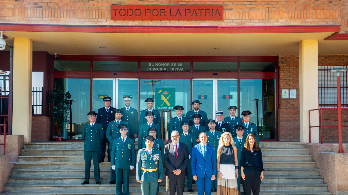 Foto dels agents condecorats i distingits, amb les autoritats. - GERARD HOYAS