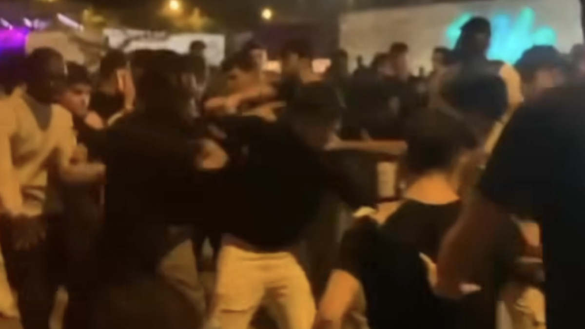 Un ‘frame’ de la pelea que se produjo hacia las 5.00 horas de ayer. LA VEU DE LLEIDA.