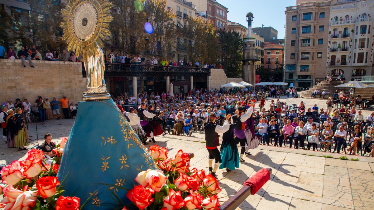 El festival folklòric aragonès va concentrar més de 250 persones a la plaça Sant Joan.