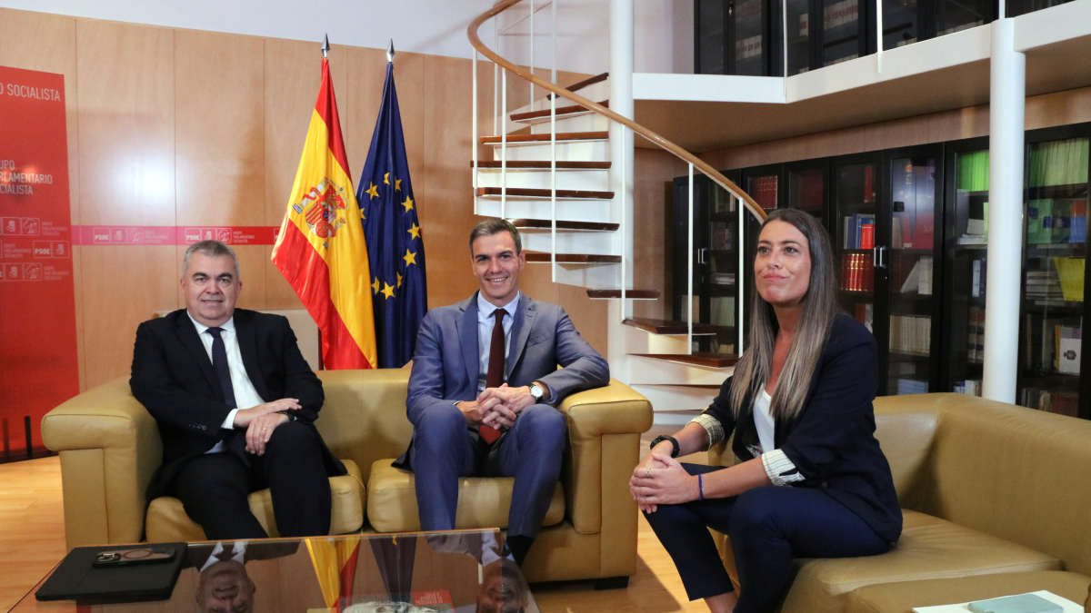 La portavoz de Junts en Madrid, Míriam Nogueras, el líder del PSOE, Pedro Sánchez, y el secretario de Organización del PSOE, Santos Cerdán, reunidos en el marco de los contactos para la investidura.