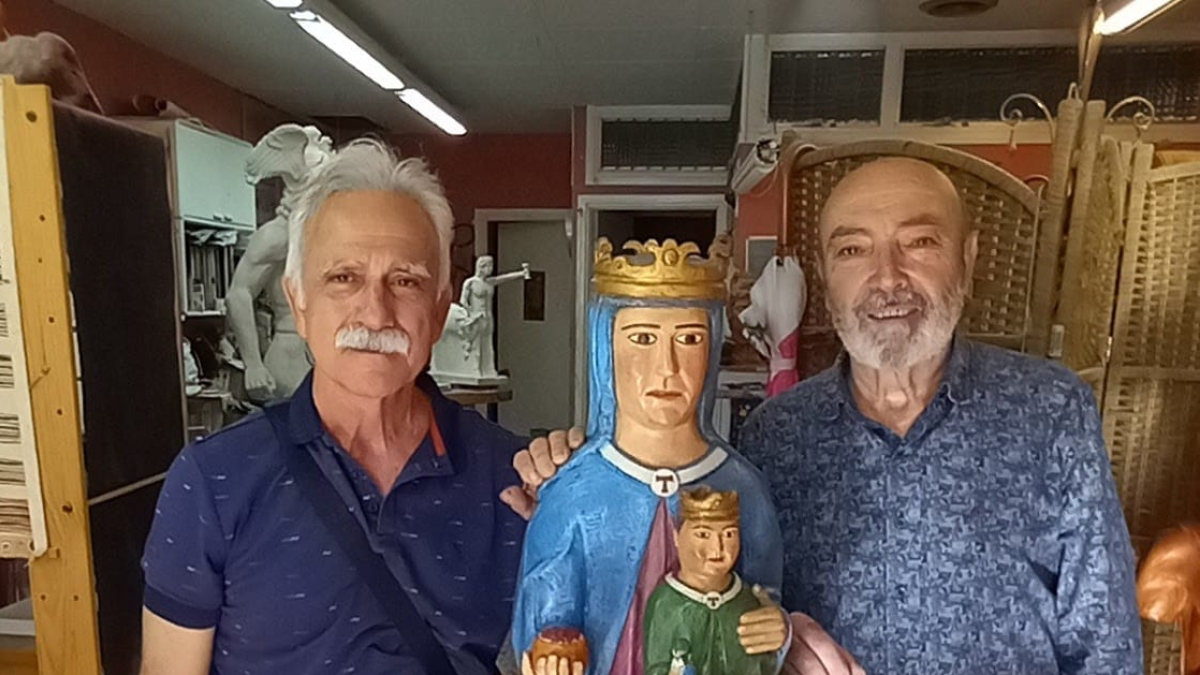 Manel Casals i l’escultor Carlos Arrabal, amb la marededéu.