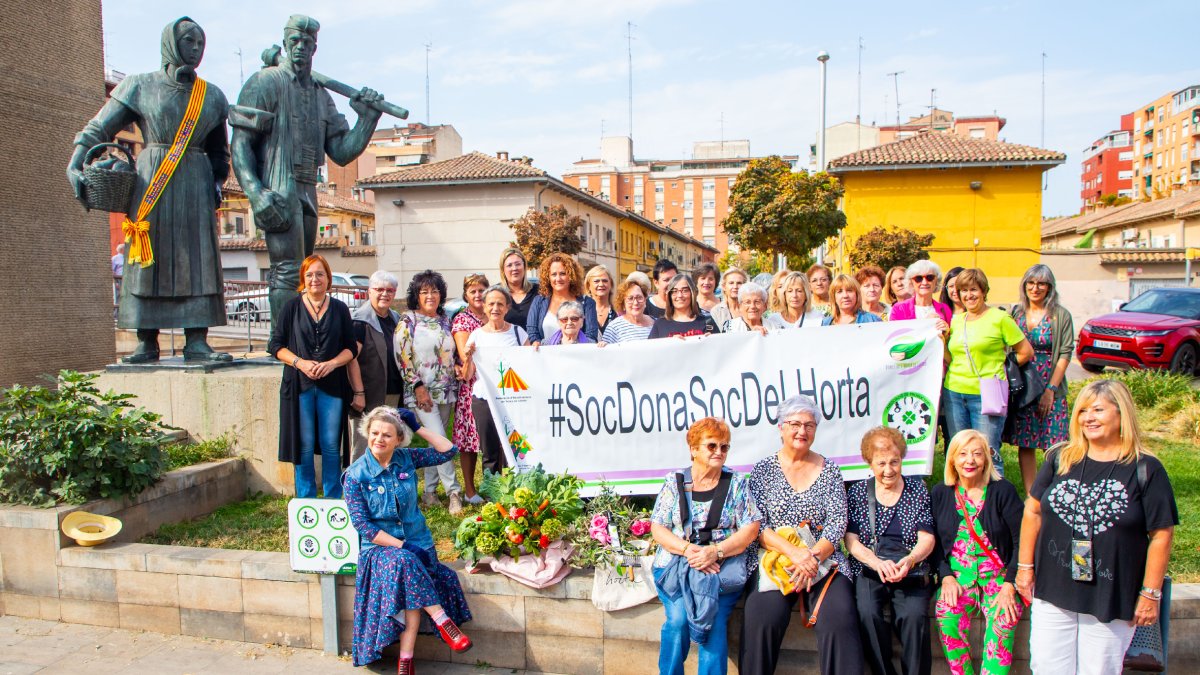 Dones de l’Horta van fer una ofrena de productes d’aquesta zona davant del monument de la plaça dels Pagesos. - GERRAD HOYAS
