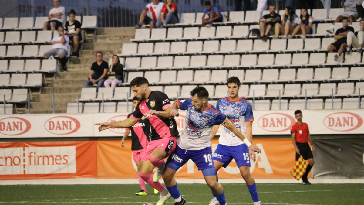 Jofre Graells reclama una falta del lateral local Rubi, que l’agafa per intentar que no controli la pilota. - ESTHER RIVERA