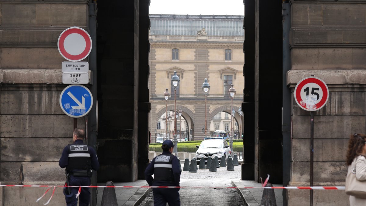 La Policia acordona una de les zones d’accés al Museu del Louvre de París. - EFE