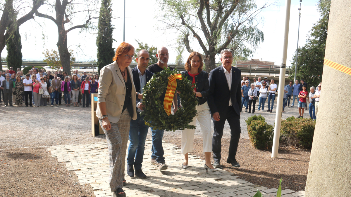 La consellera de Justícia, Drets i Memòria, Gemma Ubasart, fa l'ofrena floral davant el monument que fa homenatge a Lluís Companys al Tarròs (Urgell)