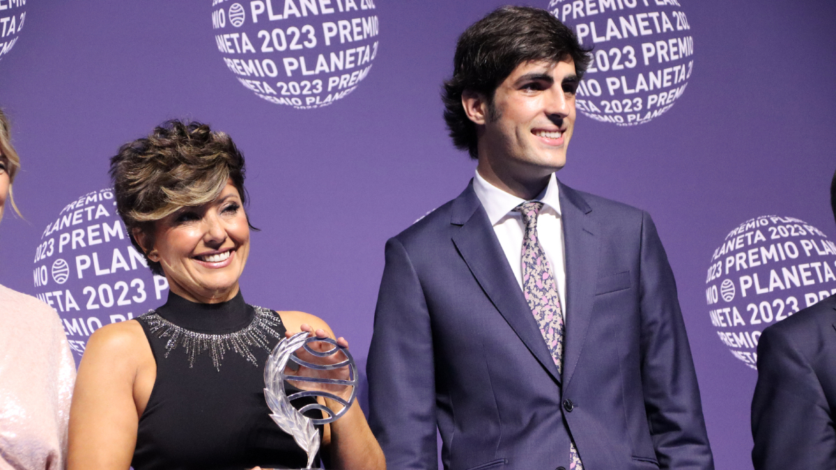 Sonsoles Ónega, amb el premi al costat del finalista, Alfonso Goizueta. - ACN