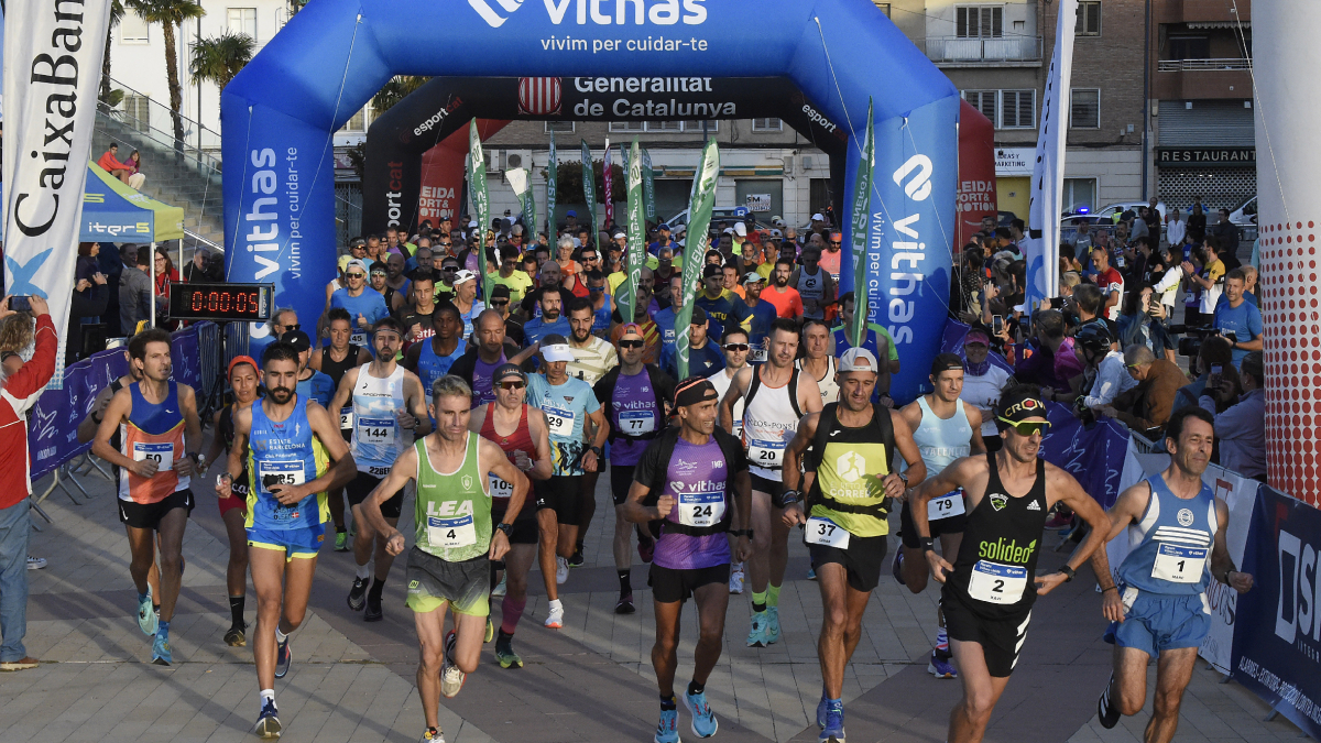 Momento de la salida de la maratón de Lleida, con los dos primeros clasificados ya en las posiciones punteras: Xavi Tomasa (dorsal 2), Marc Otero (1) y Carlos Lancharro (24). - SANTI IGLESIAS