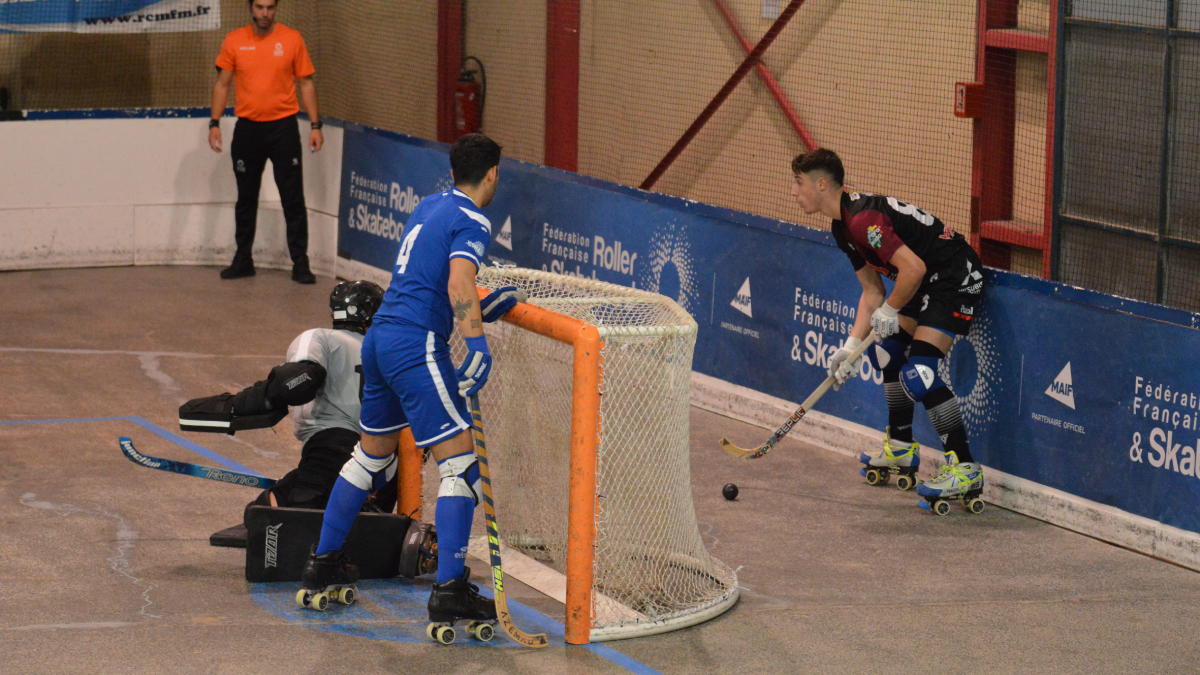 Sergi Folguera controla una bola detrás de la portería del Coutras en una acción del partido de ayer. - SEBASTIÀ MONCUSÍ