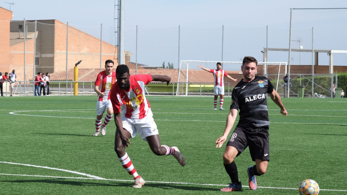 Un jugador del Gimenells juega el balón ante la presión de un jugador del Alcoletge. - MIQUEL TICÓ