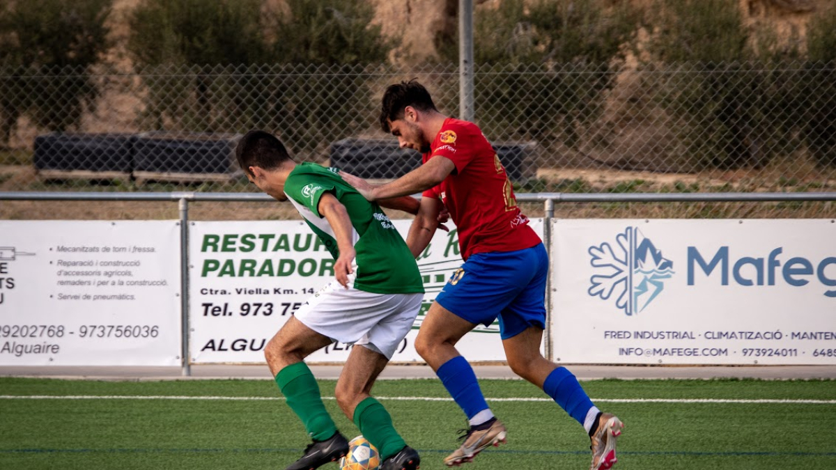 Un jugador del Alguaire pugna con un rival. - JOAN INGLES