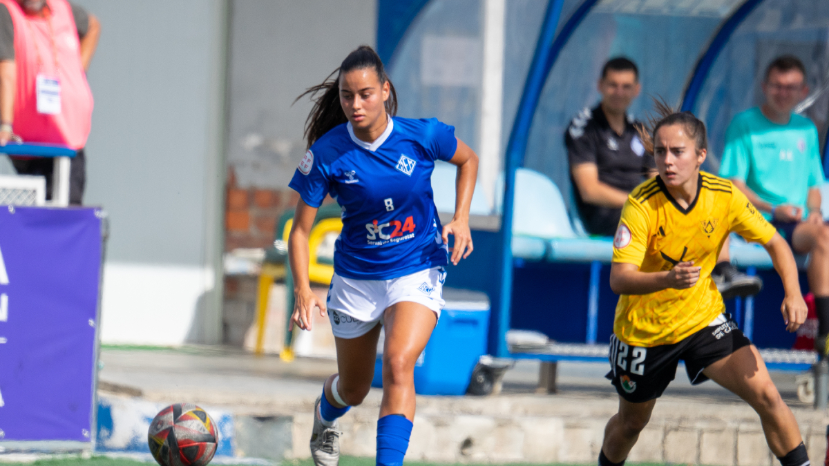 Evelyn, goleadora ayer para el AEM saliendo desde el banquillo, intenta una acción por la banda. - PAU PASCUAL