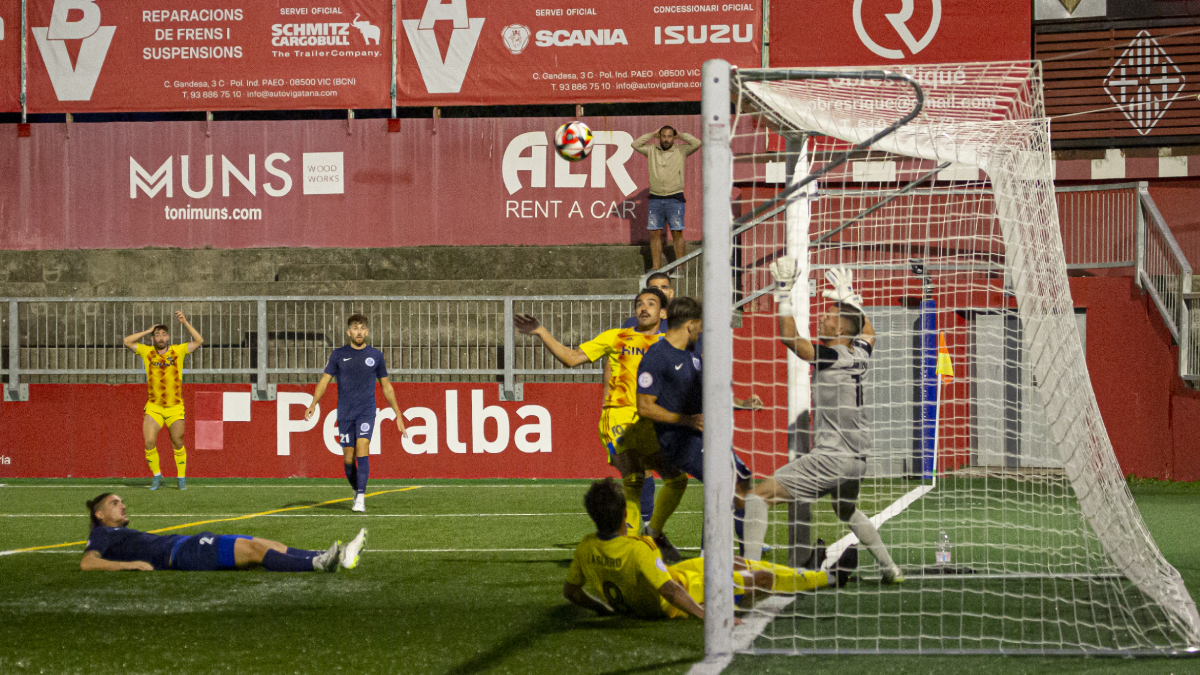 Chuli trata de rematar un balón en una de las acciones más claras del Lleida.