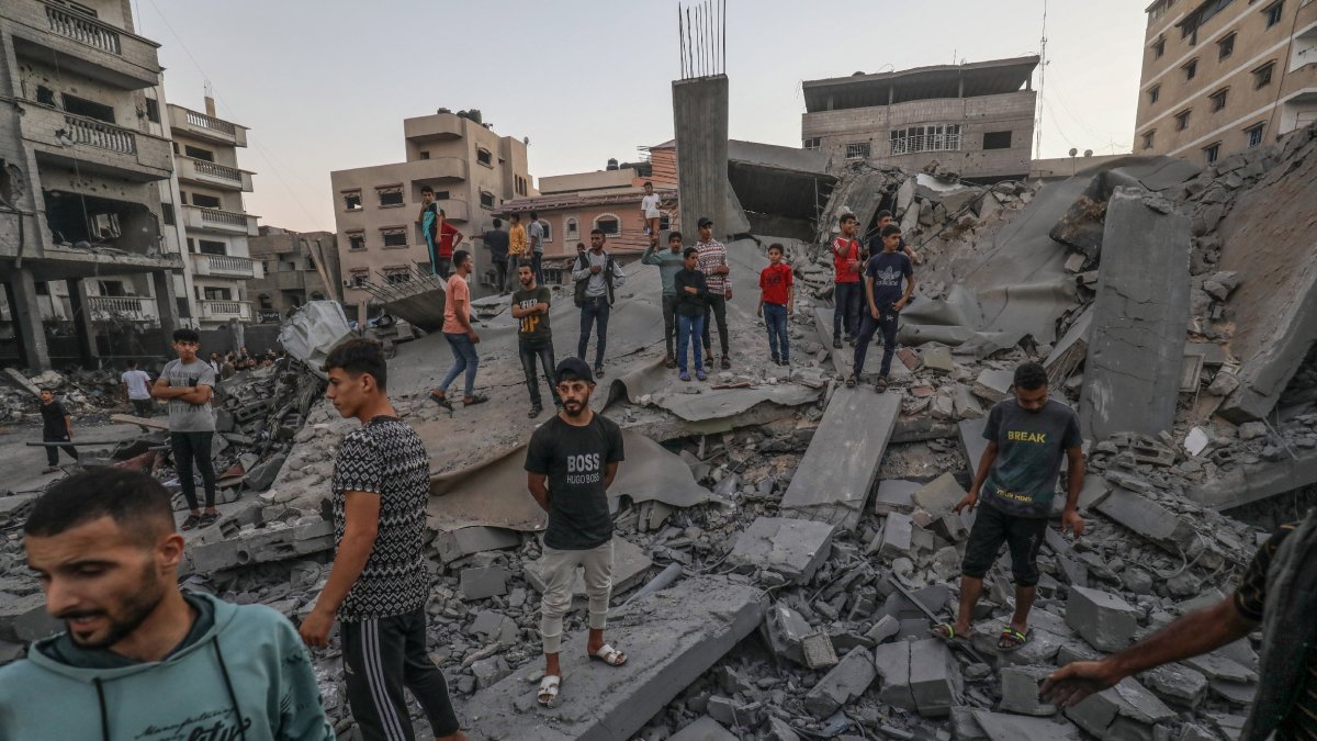 Palestins inspeccionant un dels edificis enderrocats pels atacs israelians. - EUROPA PRESS