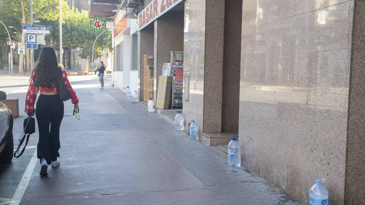 Algunes de les garrafes instal·lades des de finals de setembre. - LAIA PEDRÓS