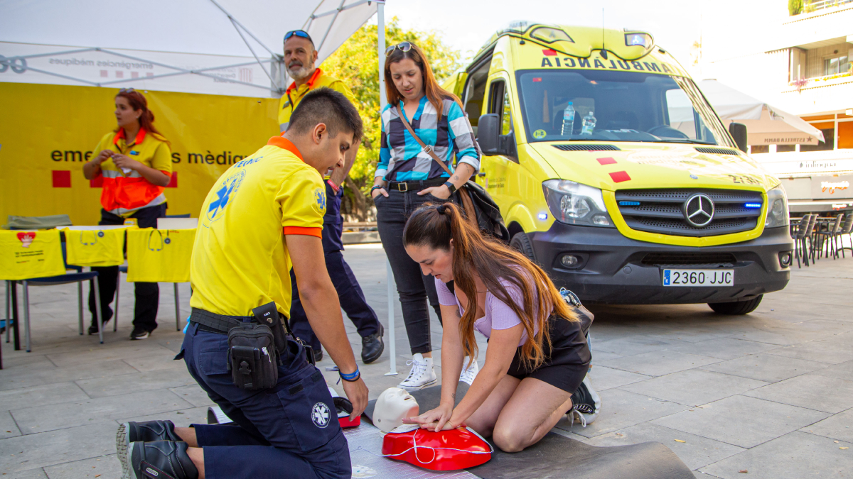 Un profesional del SEM enseñando ayer en Lleida técnicas de reanimación cardiopulmonar. - JORDI ECHEVARRIA