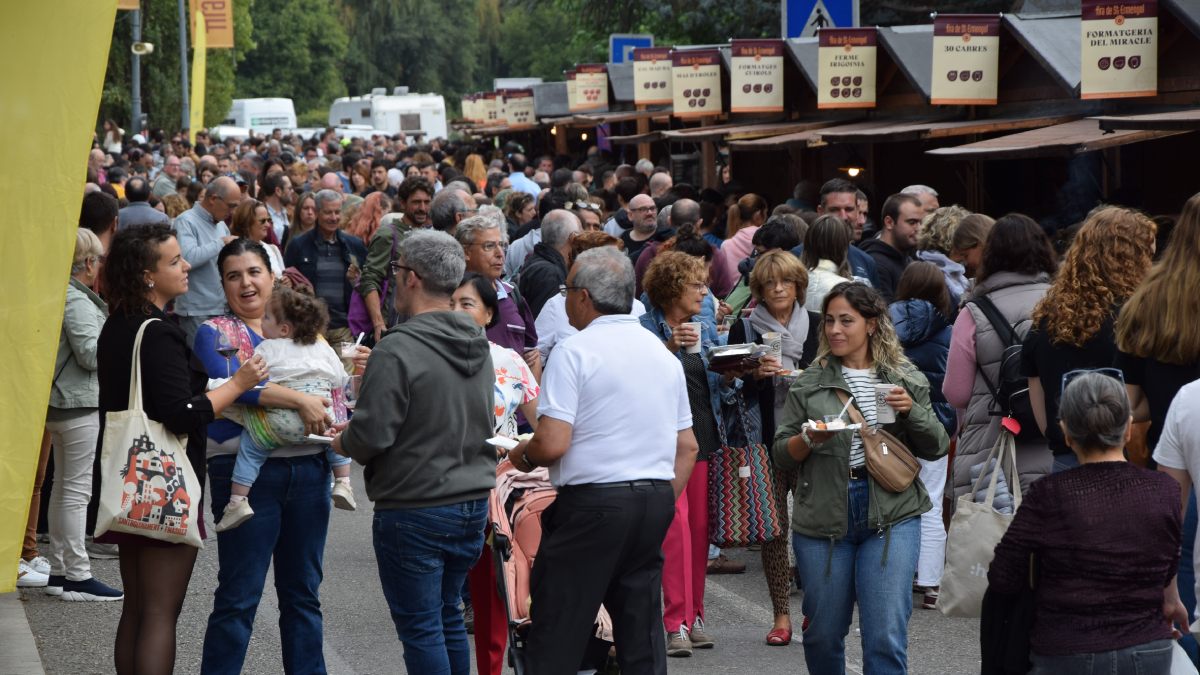 Milers de persones van degustar diferents varietats de formatges durant aquests tres dies a la Fira de Sant Ermengol de la Seu. - C.SANS