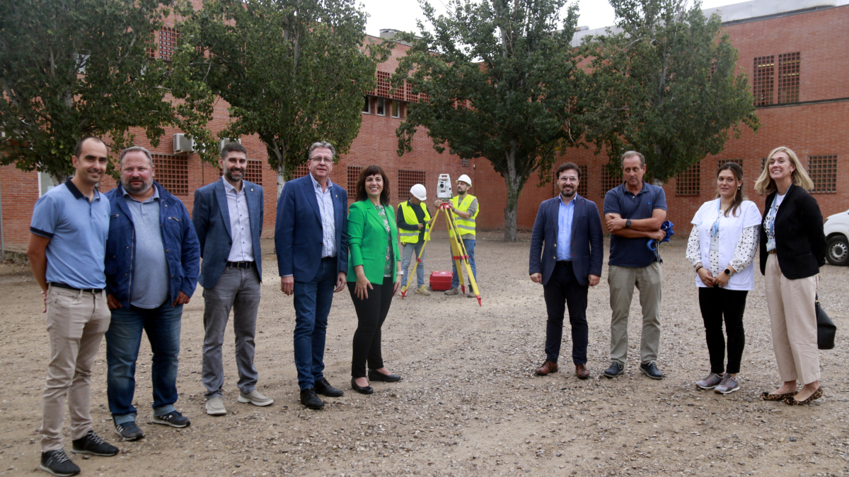 Autoridades y representantes institucionales a la visita a las obras de la ampliación del CAP de Tàrrega
