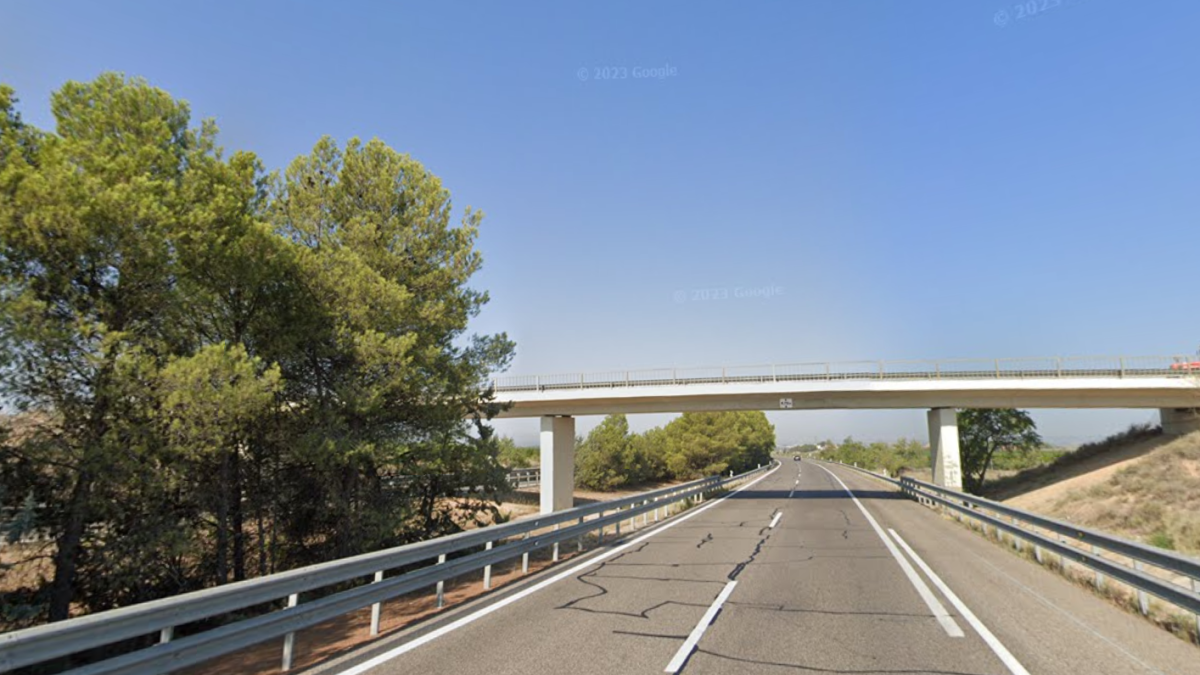 Imagen de uno de los puentes en la AP2 a su paso por Albatàrrec