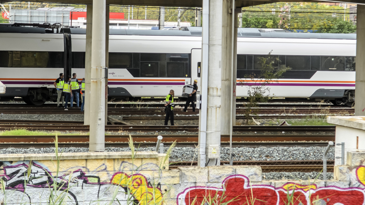 Agentes del Cuerpo Nacional de Policía y de seguridad de Renfe junto al cuerpo de una persona que ha sido hallado este lunes entre dos vagones de un tren en la estación de Santa Justa de Sevilla, donde el pasado jueves desapareció el joven cordobés de 18 años Álvaro Prieto.