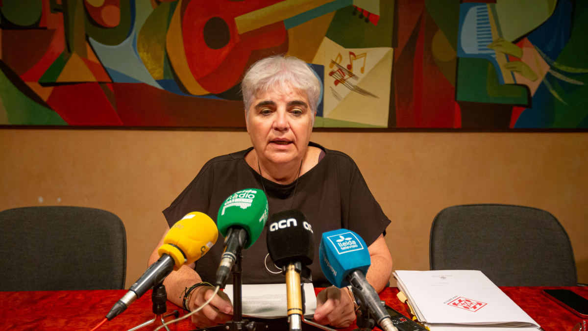 La regidora de Bon Govern de la Paeria de Lleida, Carme Valls, durant la presentació de l'acord per a l'aprovació de les ordenances fiscals.