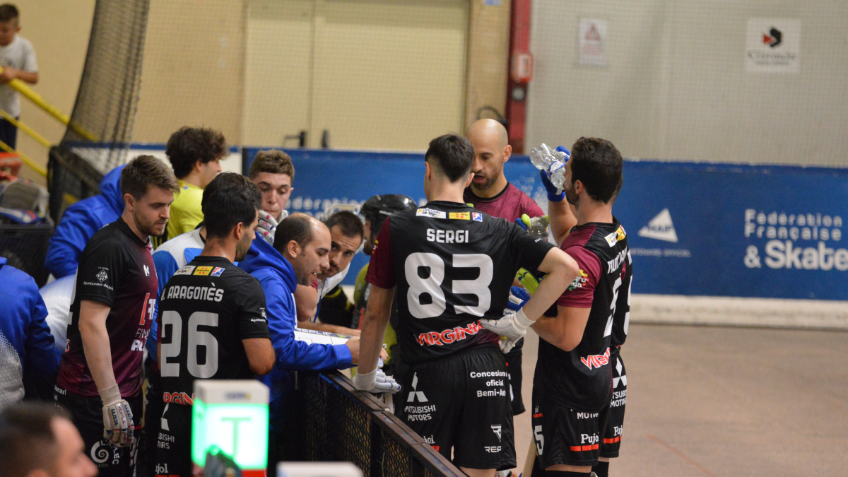 Edu Amat da instrucciones a sus jugadores durante el partido del domingo ante el Coutras. - SEBASTIÀ MONCUSÍ