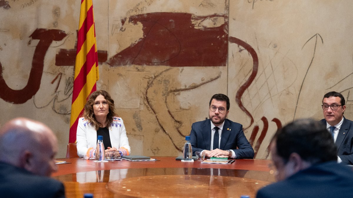 Aragonès, presidint la reunió celebrada ahir amb l’Executiu per analitzar l’informe. - EUROPA PRESS