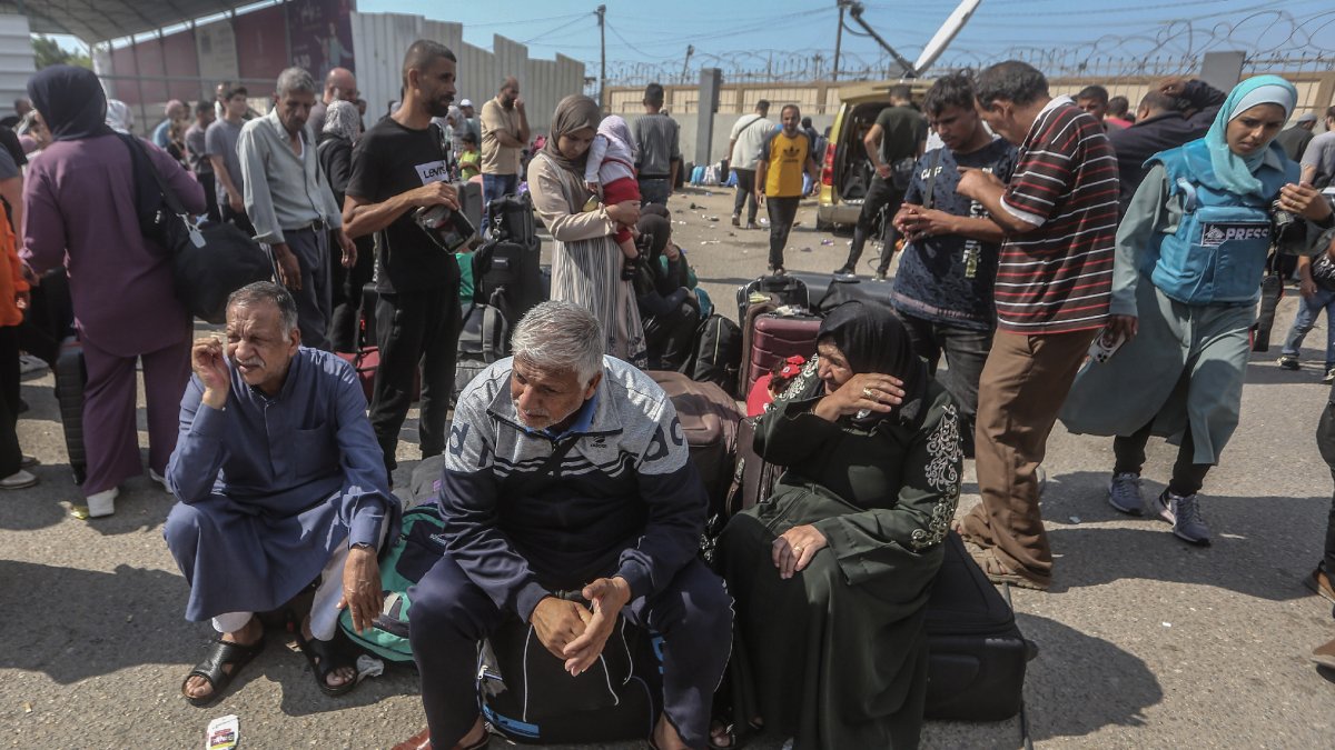 Miles de palestinos esperan para poder cruzar a Egipto por el paso de Rafah, - MOHAMMED TALATENE / DPA