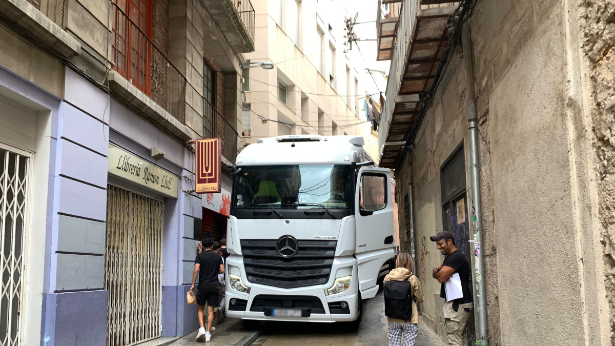Imagen del camión tras quedar bloqueado ayer por la mañana. - JORDI GUARDIOLA