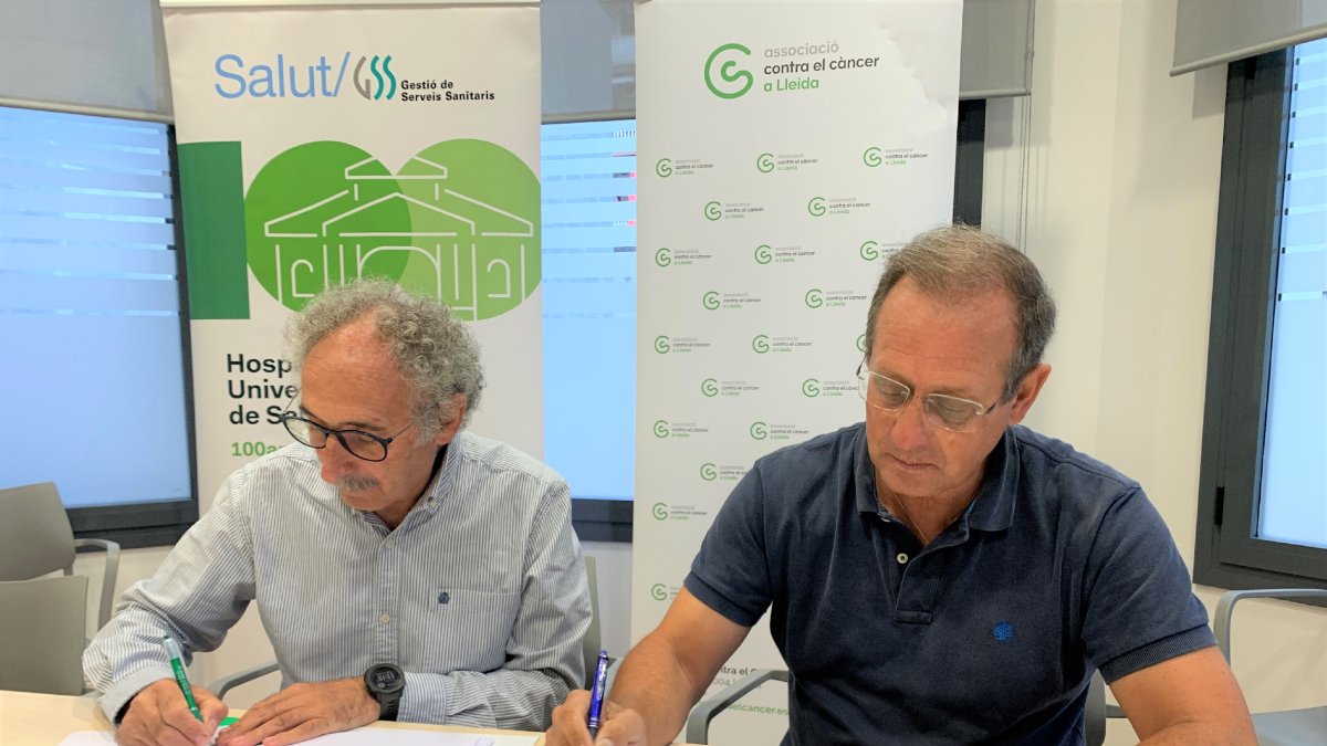 Francesc Maranges i Alfons Segarra van formalitzar ahir l’acord amb la firma del conveni. - ICS LLEIDA