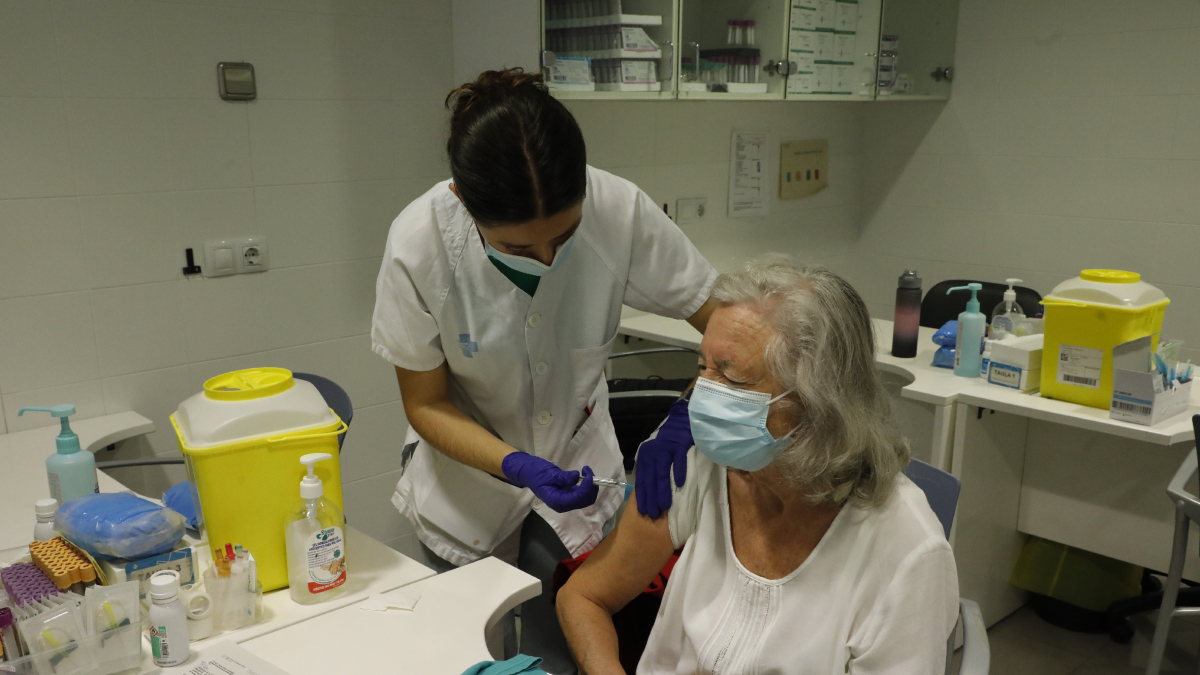Usuaris dels CAP lleidatans van rebre ahir dosi de la vacuna antigripal i contra el coronavirus. - AMADO FORROLLA