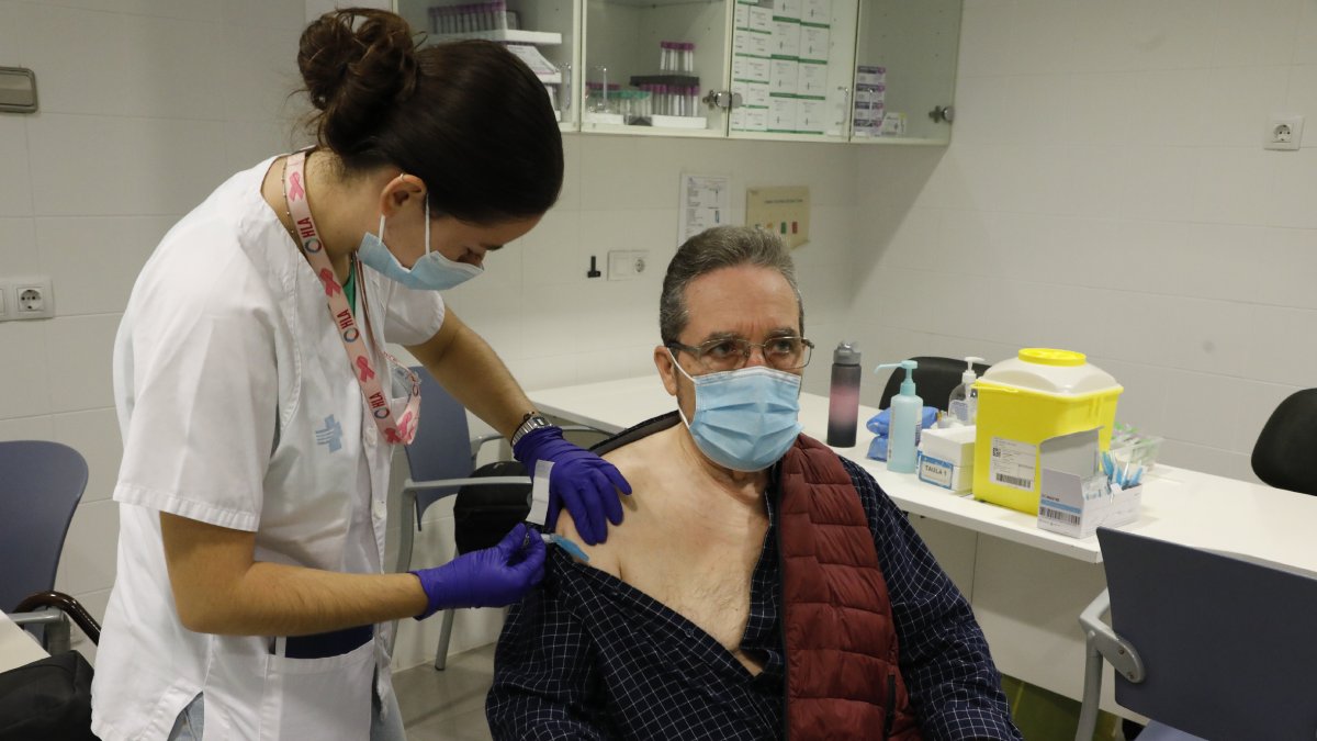 Un usuari d’un CAP de Lleida rebent la vacuna antigripal i contra el coronavirus. - AMADO FORROLLA