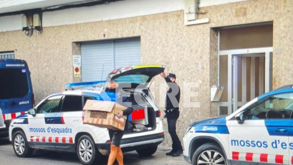 Els Mossos s'enduen material d'un domicili de Mollerussa en el marc de l'operació contra l'organització neonazi Combat 18