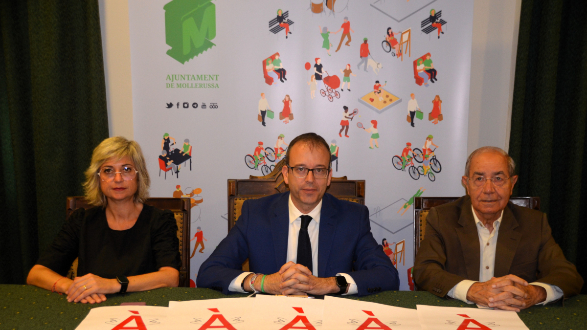 El alcalde de Mollerussa, Marc Solsona, acompañado de la concejala de Acción Social y Comunitaria, Anna Carné, y del presidente del CIS Ángel Olaran, Josep Maria Pujol.