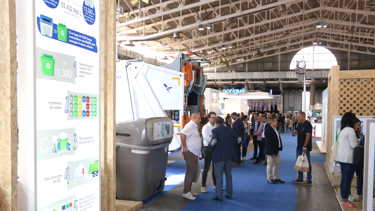 Imagen del interior de uno de los pabellones que acoge la feria Municipàlia en Lleida