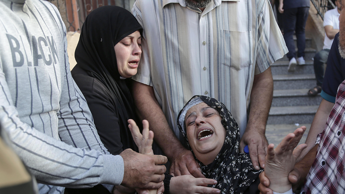 Una dona plora pels familiars morts en el conflicte entre Israel i Hamàs que arriben a l’hospital Naser del camp de refugiats de Khan Younis, al sud de la Franja de Gaza.