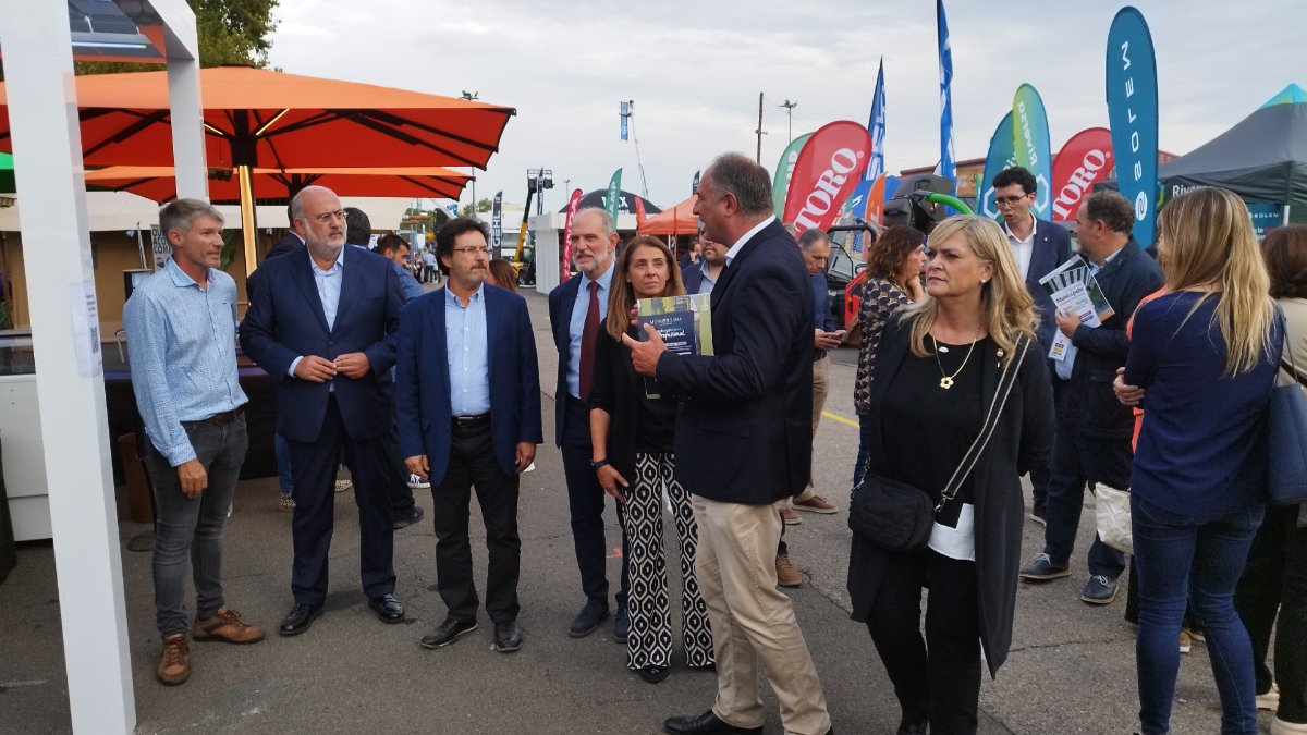 La presidenta de la ACM, Meritxell Budó, en el centro, con cargos electos de Lleida en la feria. - R.R.