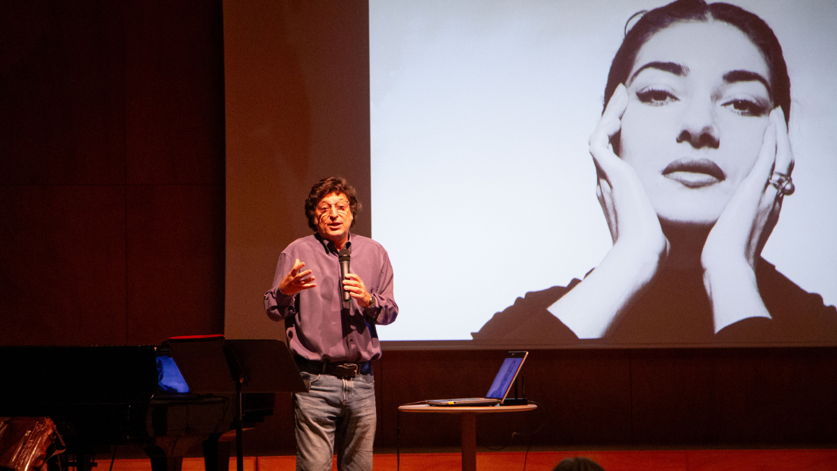 El divulgador musical Marcel Gorgori, ayer en el Espai Orfeó. - JORDI ECHEVARRIA