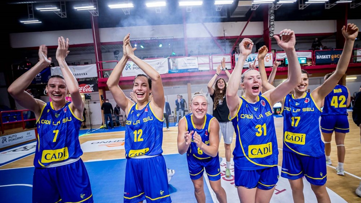 Jugadores del Cadí la Seu celebren la victòria a la pista del Zabiny Brno. - FIBA