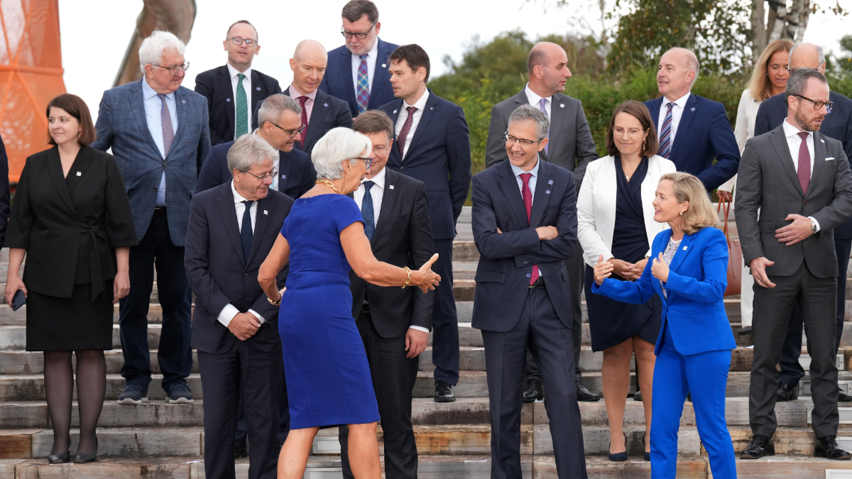 La presidenta del BCE, Christine Lagarde, saluda Nadia Calviño. - EUROPA PRESS