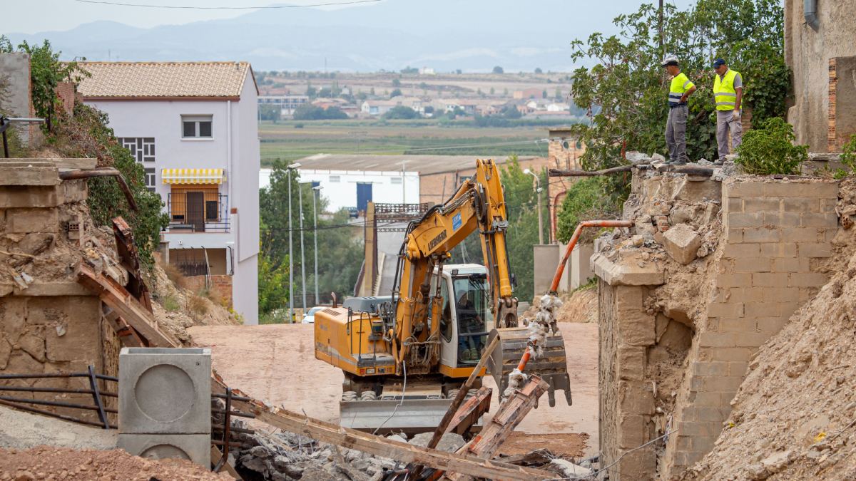Els treballs per demolir el pont del carrer Lleida que salvava l’antic traçat del Carrilet. - JORDI ECHEVARRIA