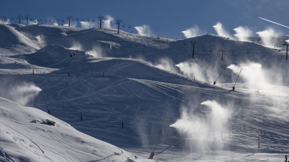 Baqueira Beret la temporada 2022/2023 con los cañones de nieve funcionando.