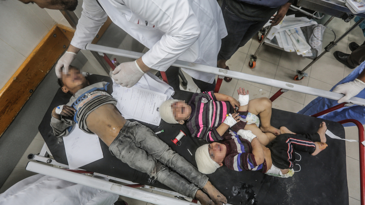 Nens ferits per l’atac aeri a un hospital de Gaza.
