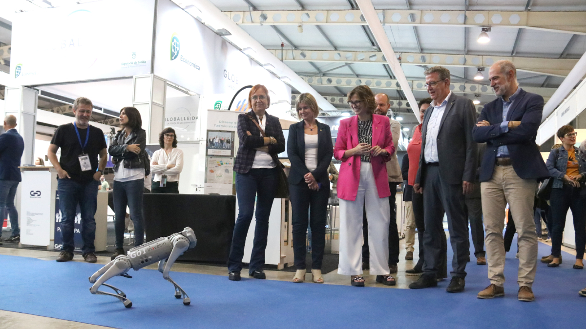 Meritxell Serret (centre) visitant ahir els estands de Municipàlia. - ACN